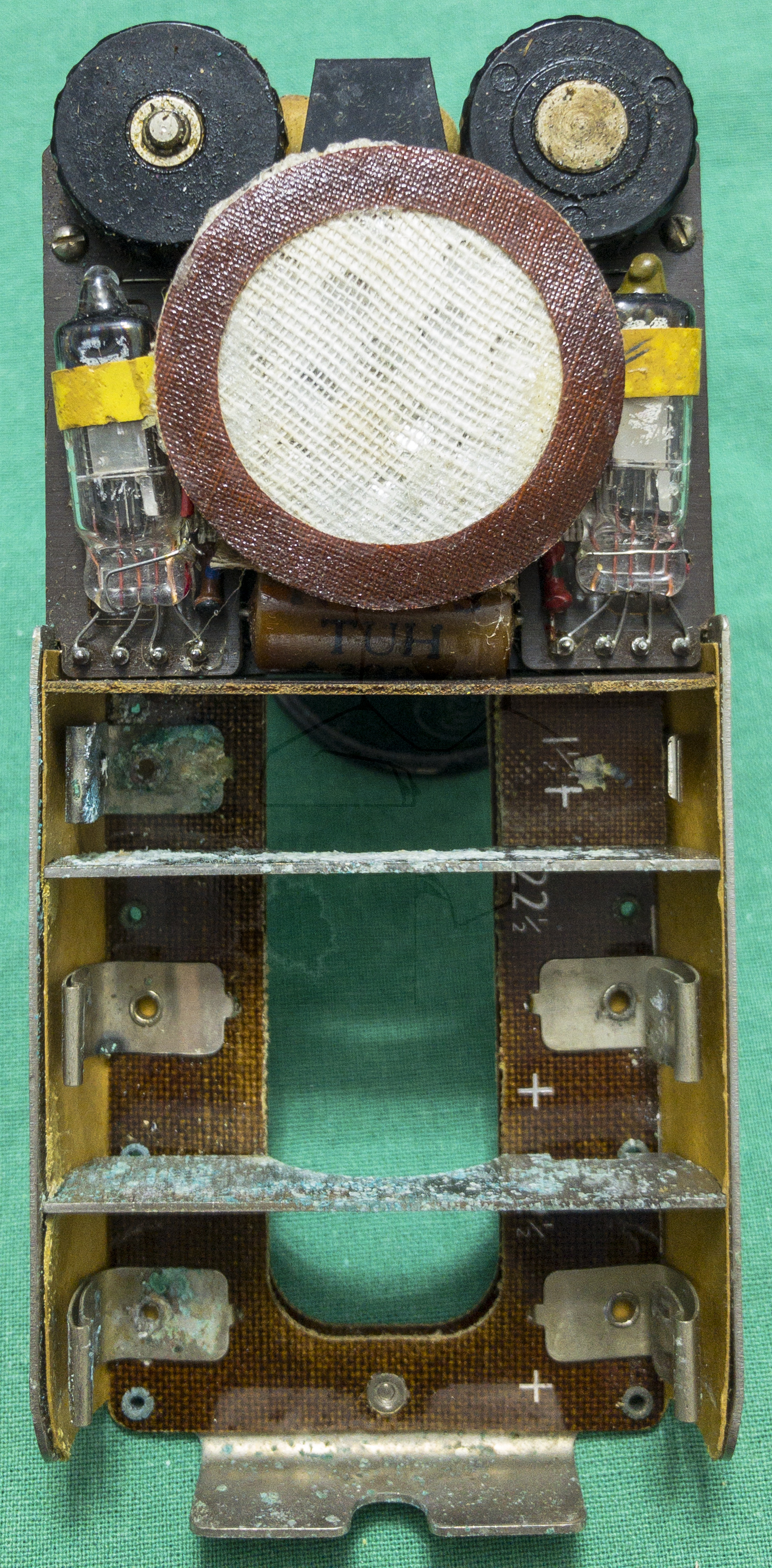 Hörgerät "Fortiphone Type 20", ca. 1949, Innerer Rahmen ohne Ummantelung mit dem Batteriehalter und Elektronik